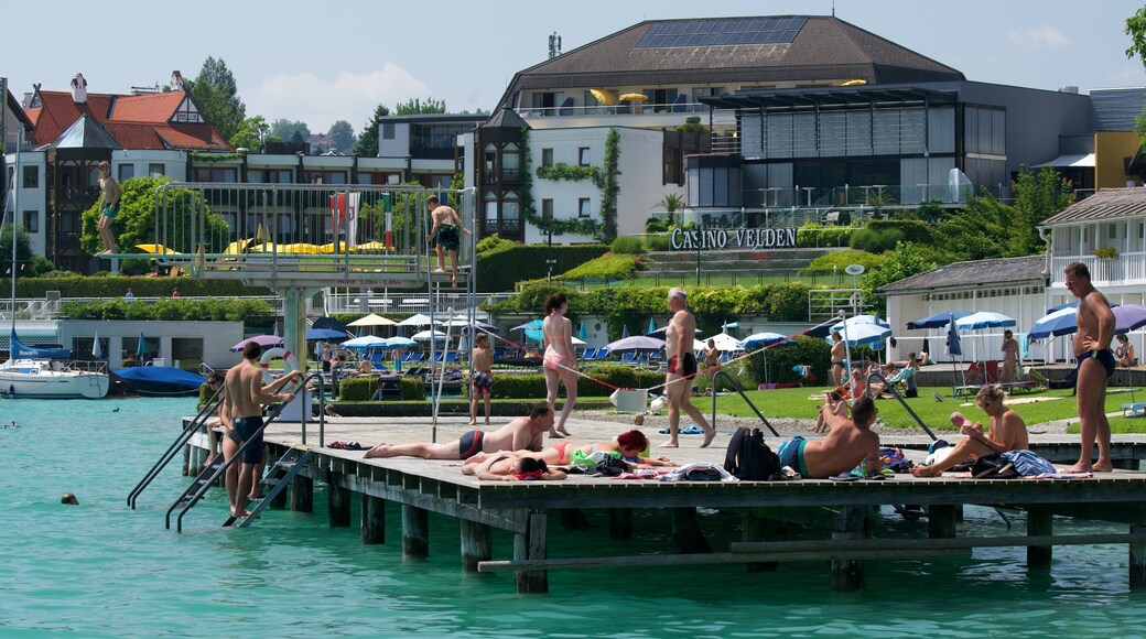 Velden am Wörthersee que incluye natación y una bahía o puerto y también un pequeño grupo de personas