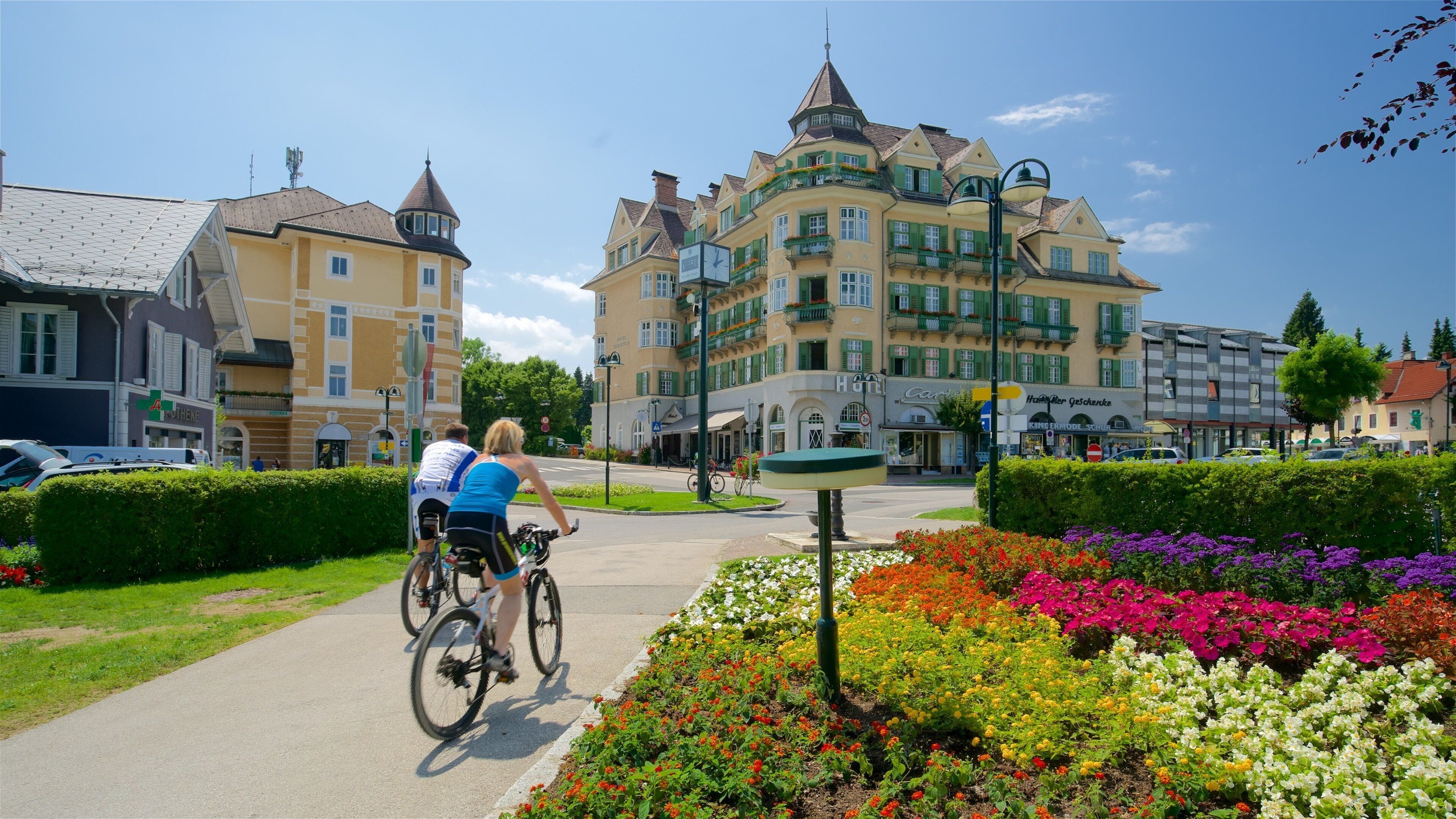 Velden am Wörthersee inclusief historisch erfgoed, een park en bloemen