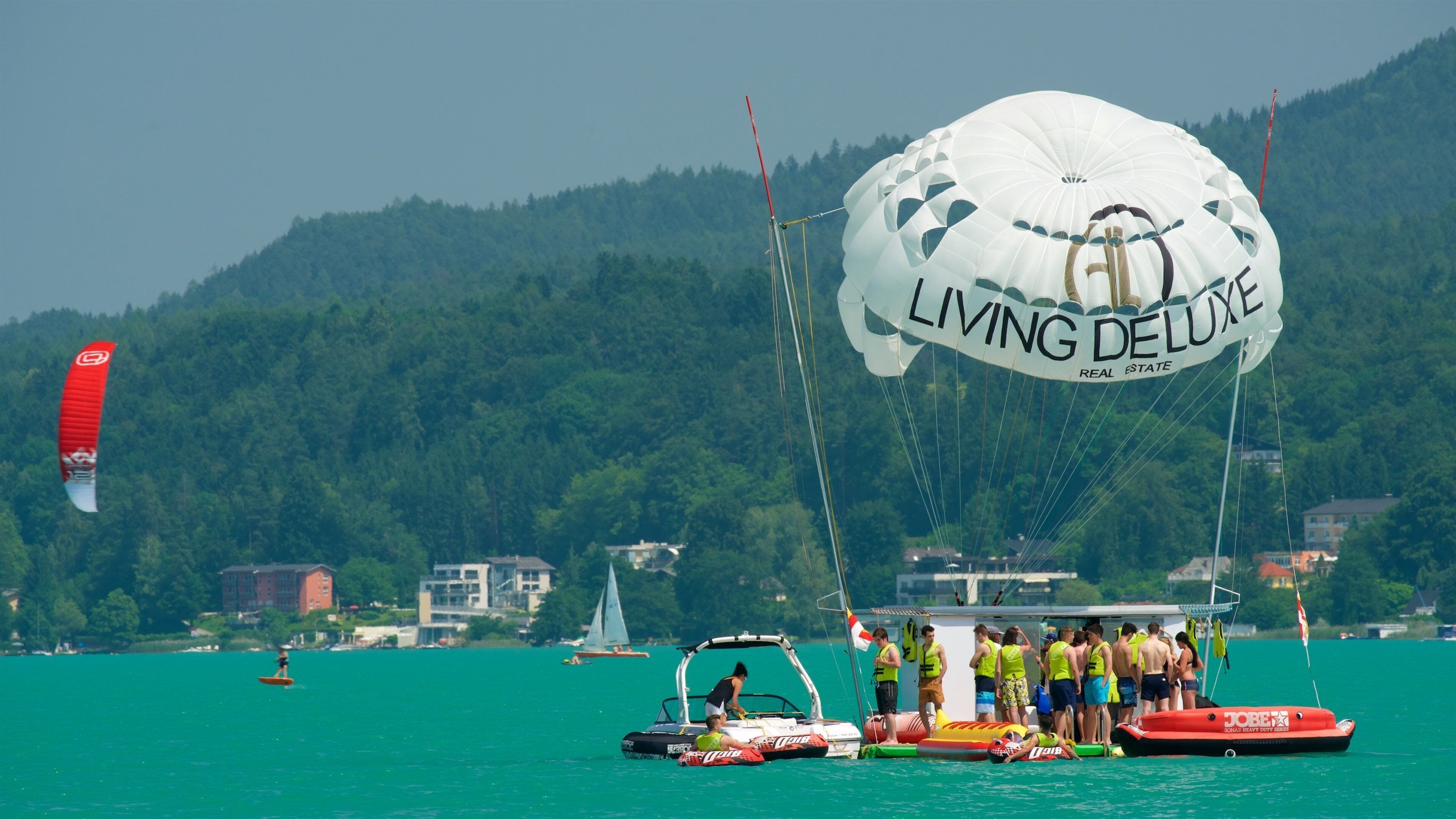 Velden am Wörthersee bevat een baai of haven en ook een klein groepje mensen