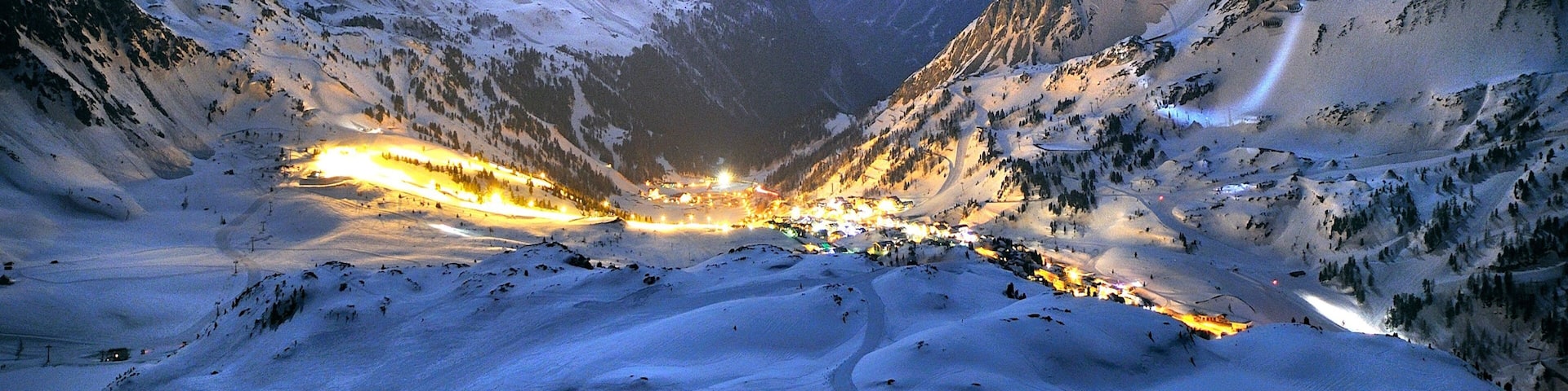 Obertauern showing snow, night scenes and a small town or village