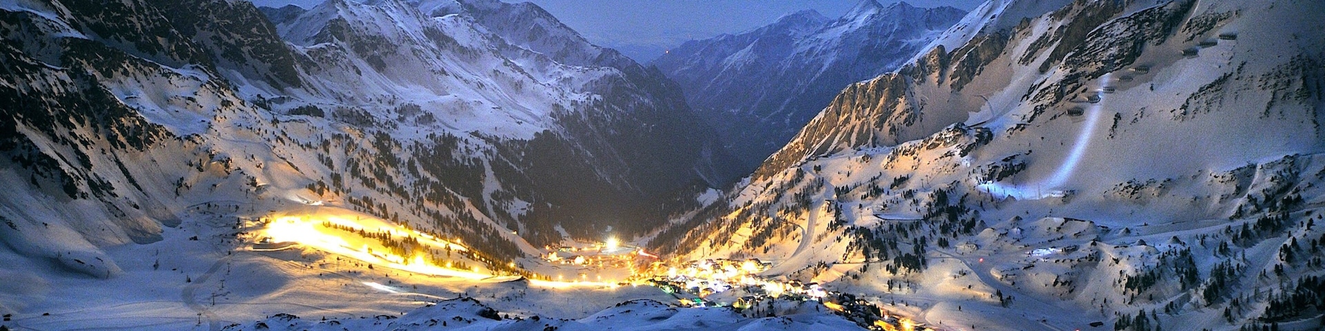Obertauern das einen Kleinstadt oder Dorf, Berge und bei Nacht