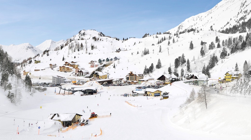 Obertauern qui includes neige, petite ville ou village et montagnes