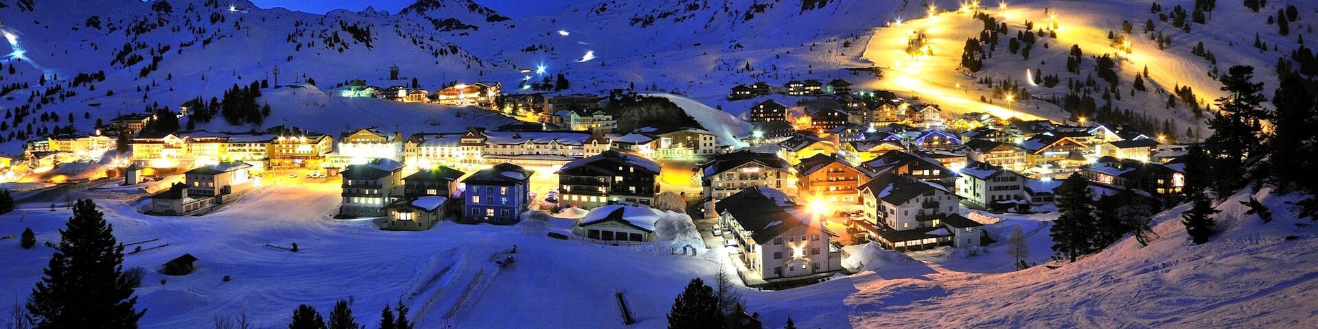 Obertauern mit einem bei Nacht, Schnee und Kleinstadt oder Dorf