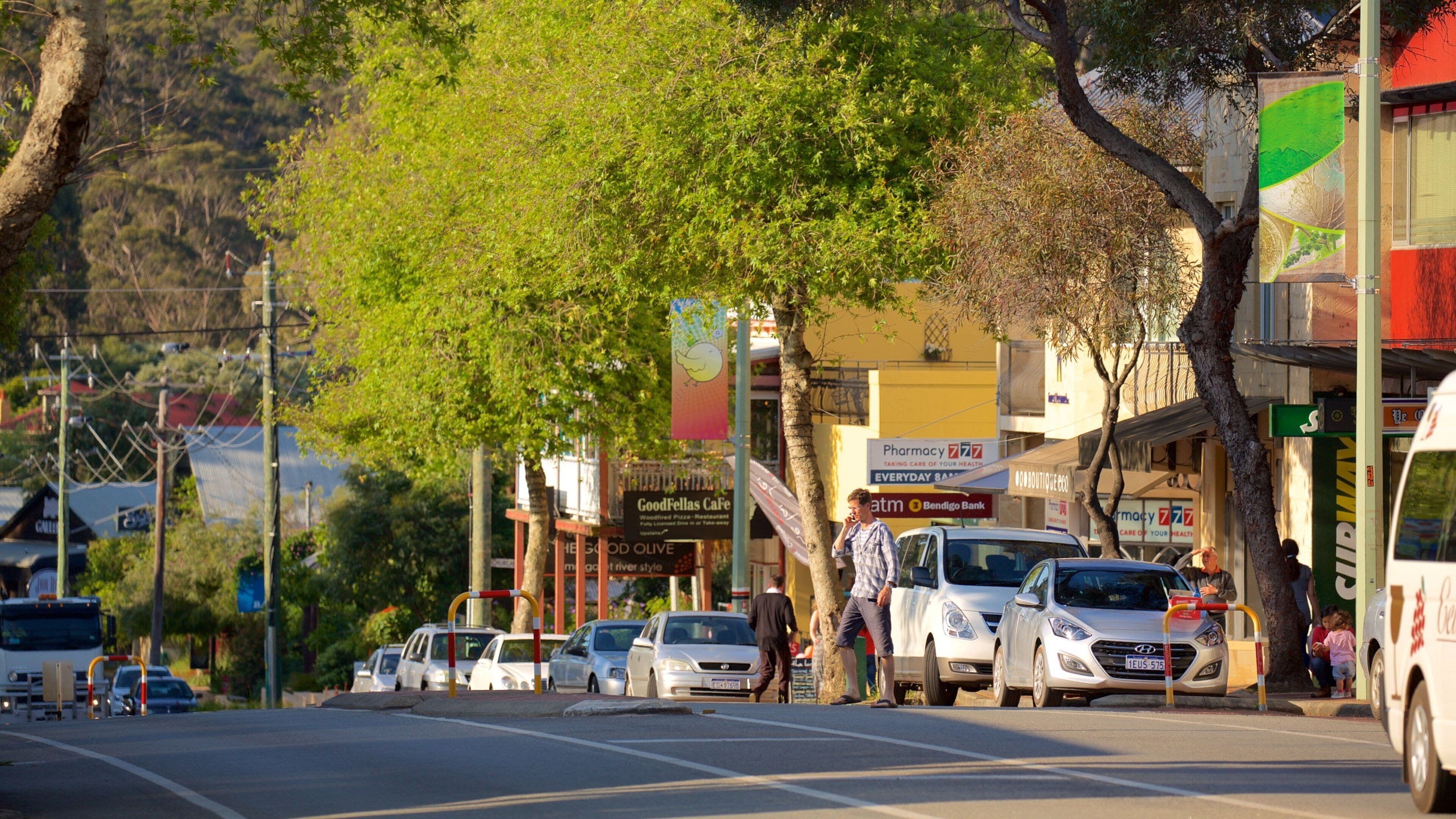 Margaret River which includes a small town or village and street scenes
