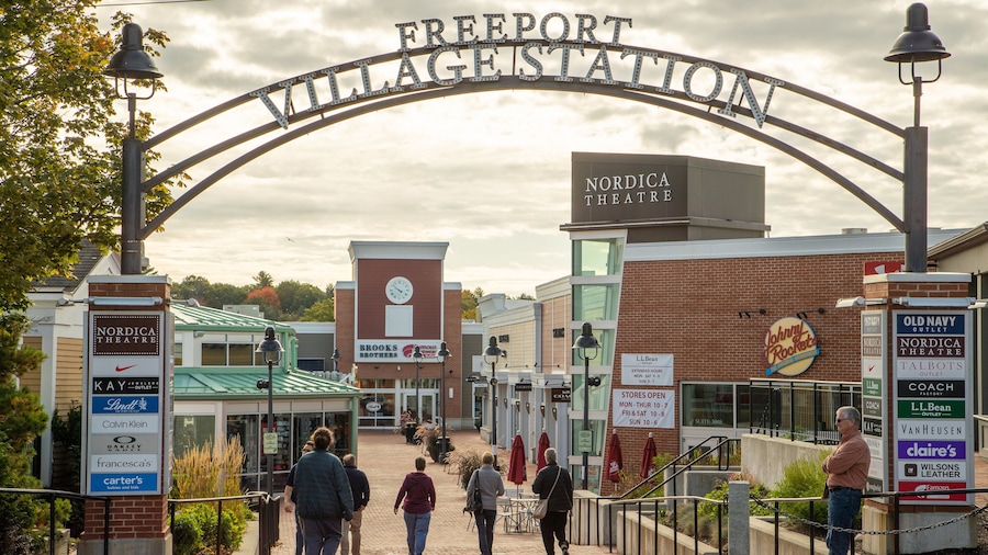 La entrada a la estación Freeport Village con carteles de Nordica Theatre, Brooks Brothers y otros comercios locales.
