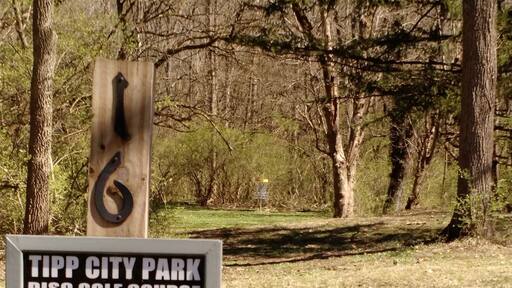 Nice 18 hole course. Half of the holes are nice open fields and half are shorter, more technical, through the woods. I visited in early spring. A bike path runs along one edge of the course.