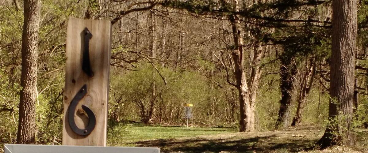 Nice 18 hole course. Half of the holes are nice open fields and half are shorter, more technical, through the woods. I visited in early spring. A bike path runs along one edge of the course.