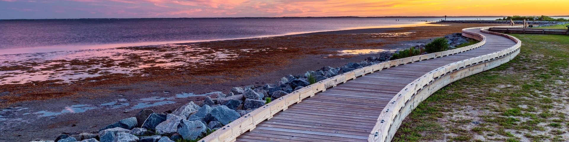 Beautiful Park and worth the drive. Nice spot for sunset photos or just to relax and take
In the beauty. #parks #OBX #LikeALocal