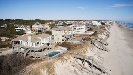 USA. North Carolina, Corolla, Atlantic Ocean, Outer banks, homes facing the shoreline