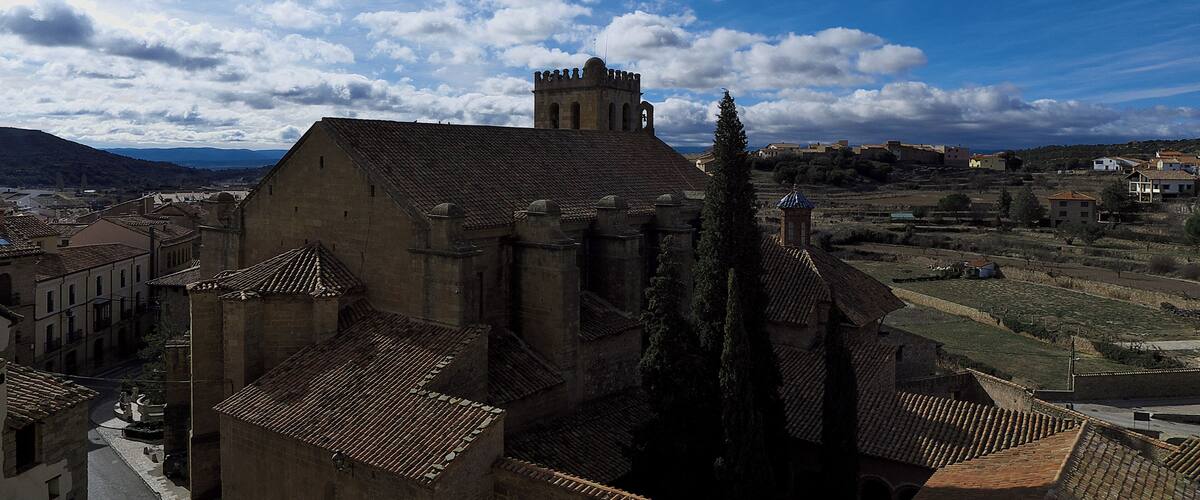 La antigua colegiata (s. XV) desde el Castillo de Mora de Rubielos.