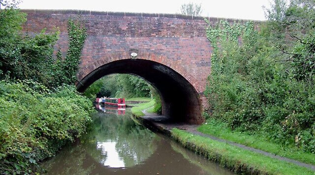Bridge No 25 at Hockley Heath, Solihull The bridge carries the A3400 Stratford Road between Solihull and Stratford-upon-Avon. The Stratford-upon-Avon Canal was built from King's Norton Junction (with the Worcester and Birmingham Canal) to Kingswood Junction (with the Warwick and Birmingham Canal - now Grand Union Canal) by 1803. A second phase of construction started in 1812, and by 1815 was connected to the River Avon in Stratford. Total length 25.5 miles, with 54 locks.