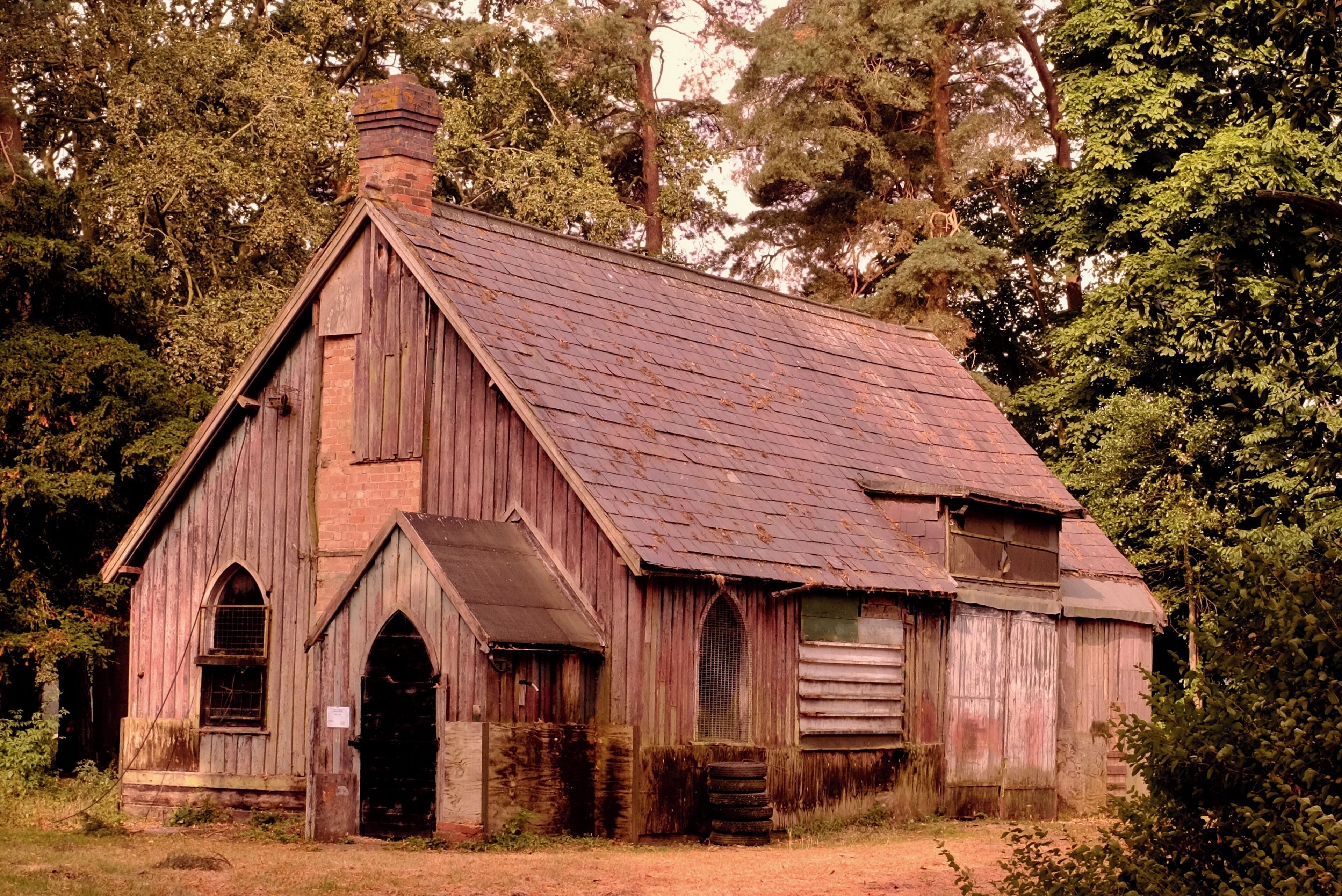 Just went for a walk down this country lane to Umberslade church and came across this old school.The Nuthurst British school open 1877 -1913 and in such good condition.