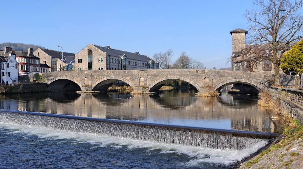 C18B06 Stramongate Bridge and the weir - The River Kent, Kendal, Cumbria.