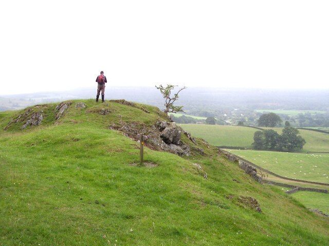 Craggy outcrop near Blakebank Signpost indicates path between Blakebank and Underbarrow