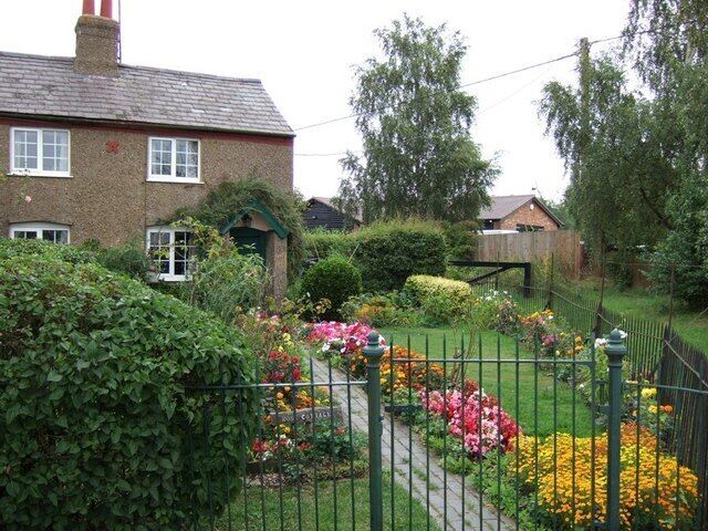 Rose Cottage, Little Billington. A very pretty and well maintained garden in front of this cottage which is next to a footpath in Little Billington.