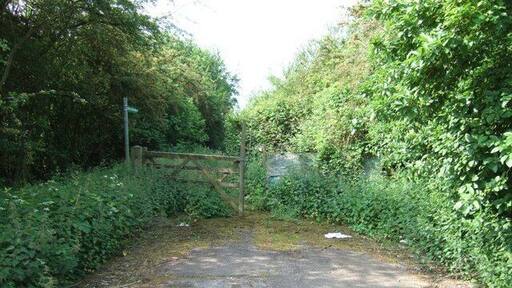 The End of the Road. The old road from Stanbridge past Corner Farm came through here, but it has since been diverted, leaving this as a no-through road, but it is still a bridleway. See also 183129