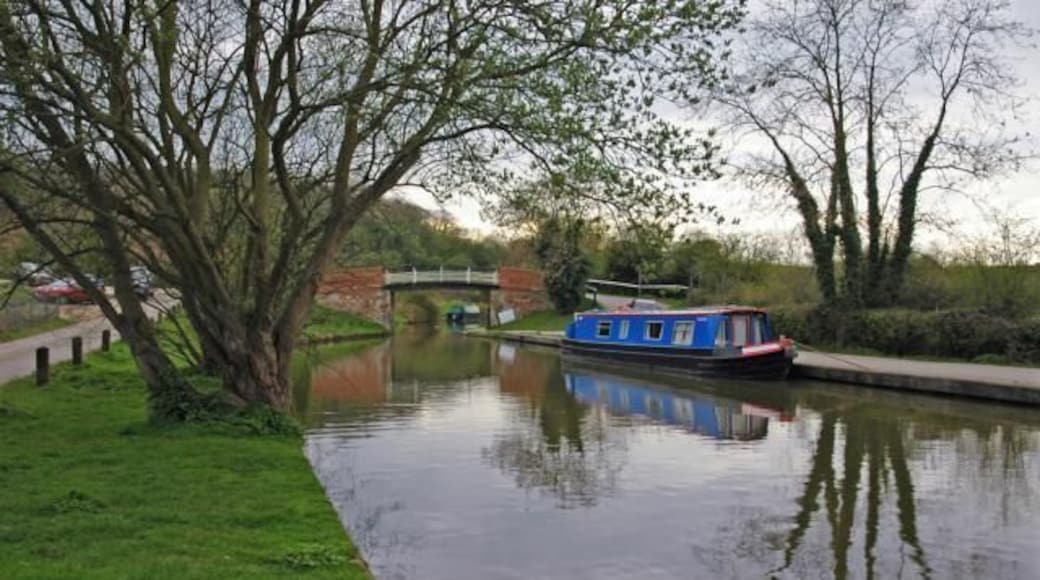 Grand Union Canal. Looking West