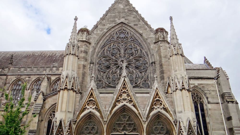 Eine gotische Kathedrale mit aufwendigen Steinmetzarbeiten und Spitzbögen.