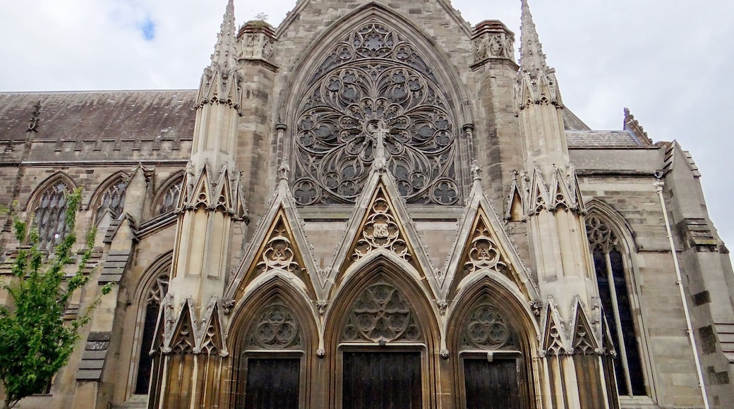 Een gotische kathedraal met gedetailleerd steenwerk en spitsboogvensters.