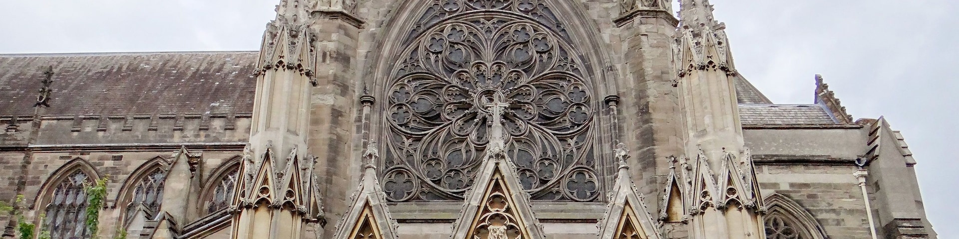Uma catedral gótica com entalhes complexos em pedra e arcos ogivais.
