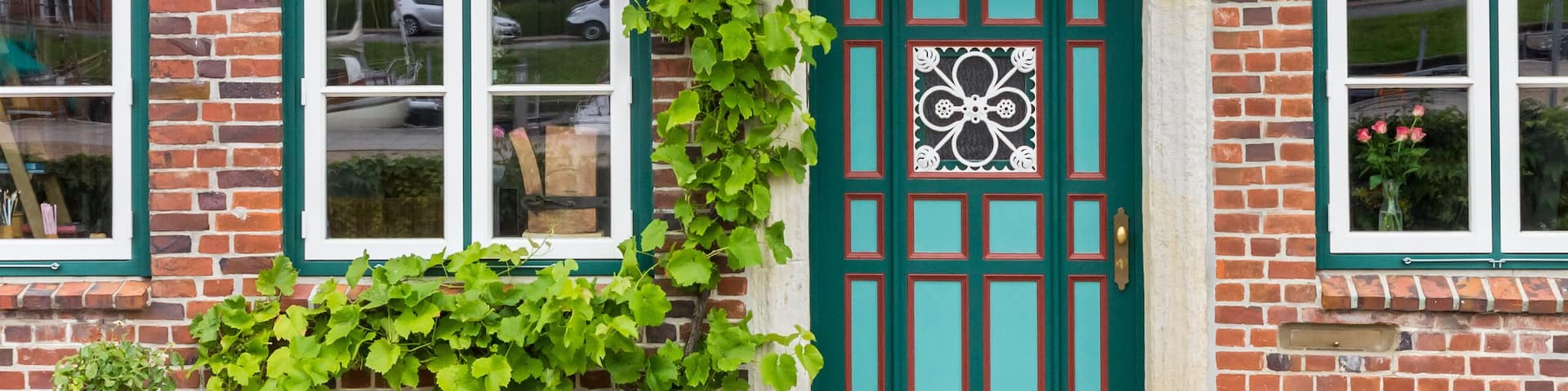 Ivy at the front door of a house in Gluckstadt