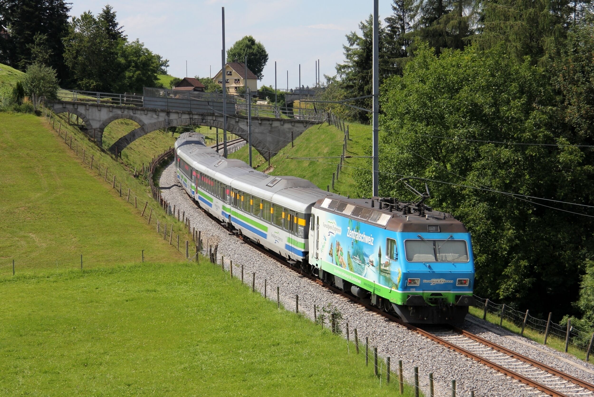 SOB Re 456 096-7 with "Voralpen-Express" advertising and the IR 2424 Voralpen-Express Romanshorn - Luzern.