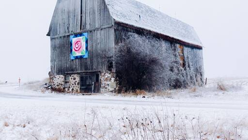 Wisconsin has many old barns I love the quilt dont you?