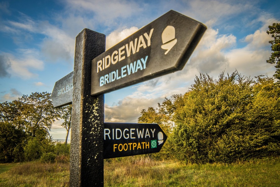 Closeup of a directional sign to Ridgeway