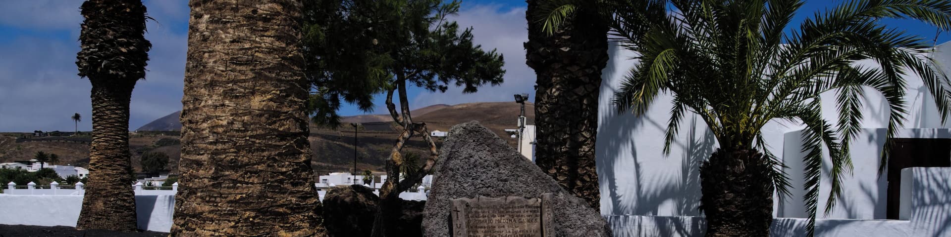 Emblem of gratitude of the Church of Uga: "The town hall of Yaiza and the Parroquia on behalf of the residents of this locality of Uga thanks: D. Rosario Medina Garces for the donation of the site to build the church and the Square of San Isidro Labrador" . May 15, 2004.