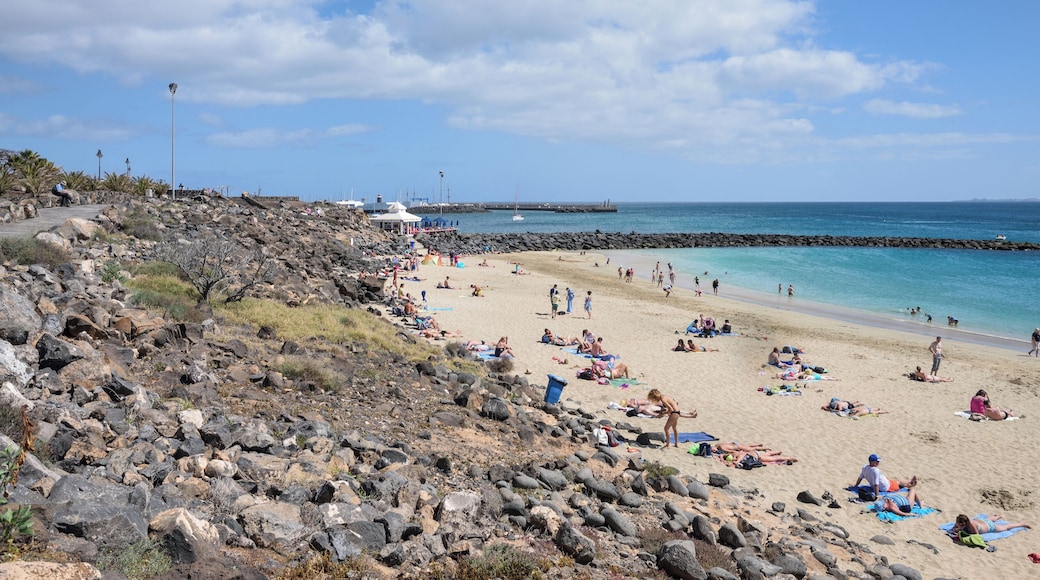 Lanzarote, Playablanca: the beach towards the marina. The isle of Fuerteventura is seen in the right background.