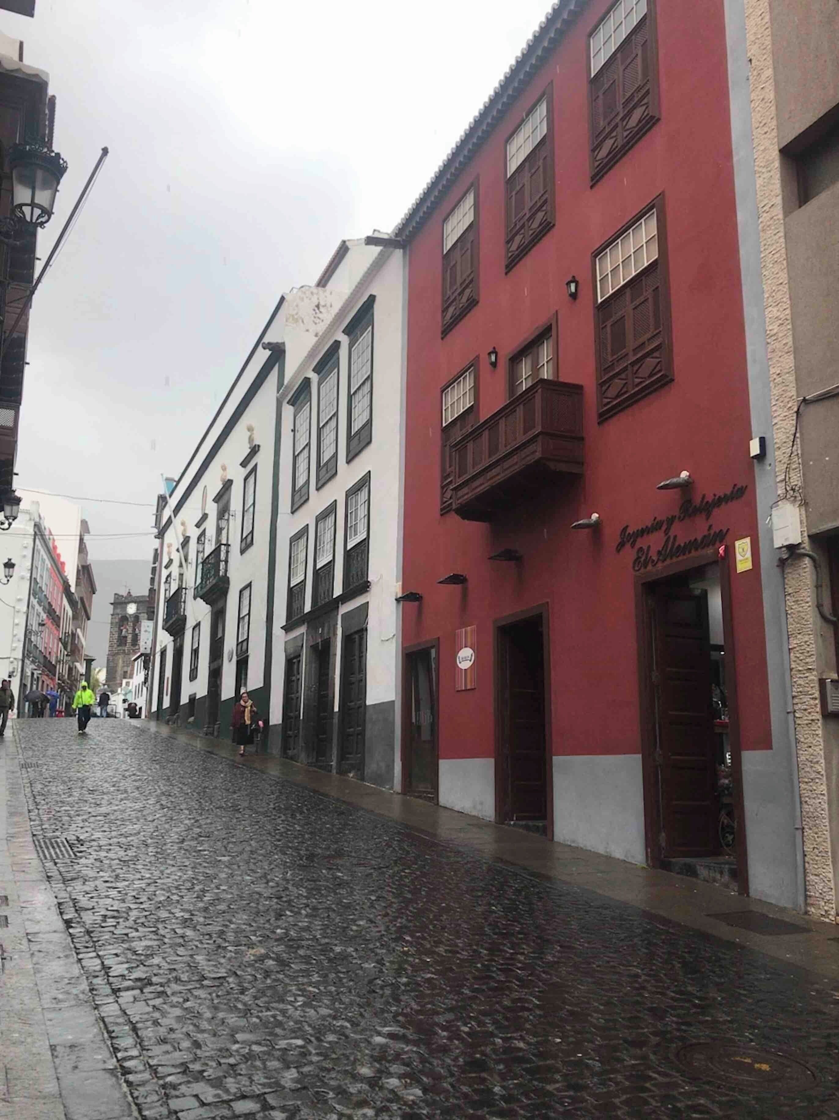 The buildings in La Palma are so colourful 
#lifeatexpedia