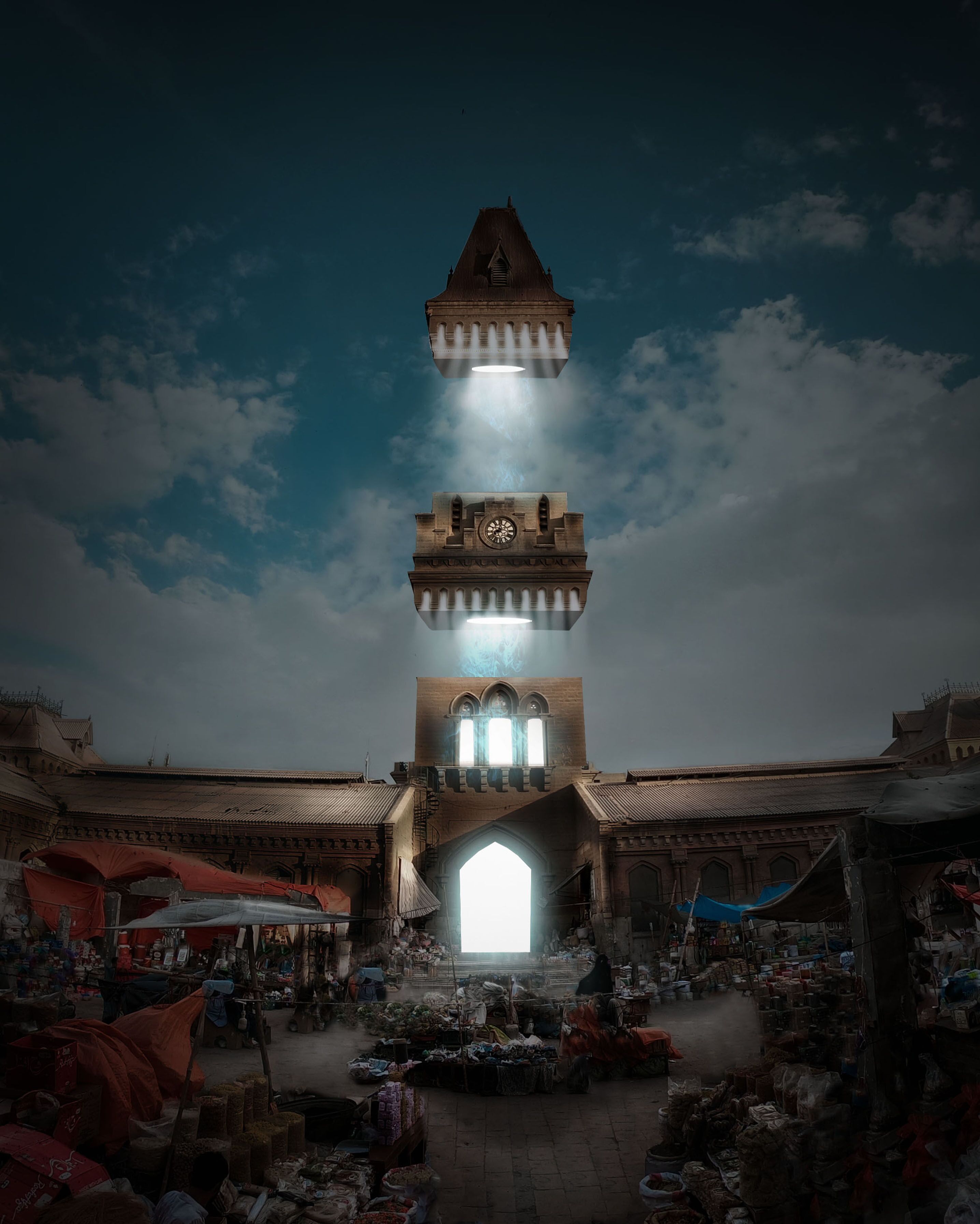 Un mercado con una imponente torre del reloj y una gran entrada en arco.