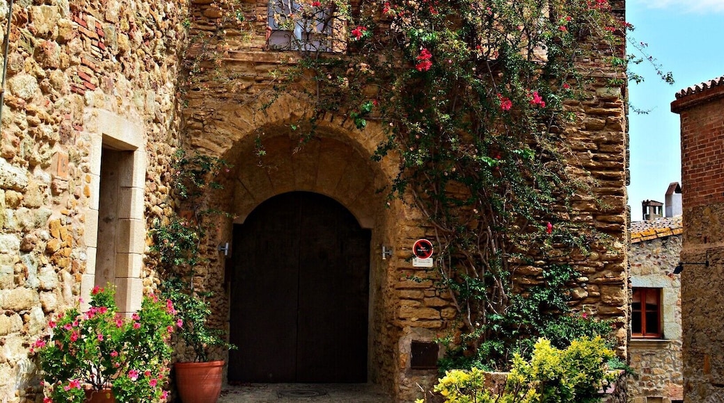 This medieval town in Girona was such a wonder and makes a perfect day trip from Barcelona.. Stroll around the cobbled streets, visit the craft shops, indulge in ice creams or just enjoy some Sangria, far from the hustle and bustle of the city.
#pals #girona #catalonia #spain #espana #medieval #medievaltown #platjadepals #costabrava #euro #europe #travel #traveler #wanderlust
