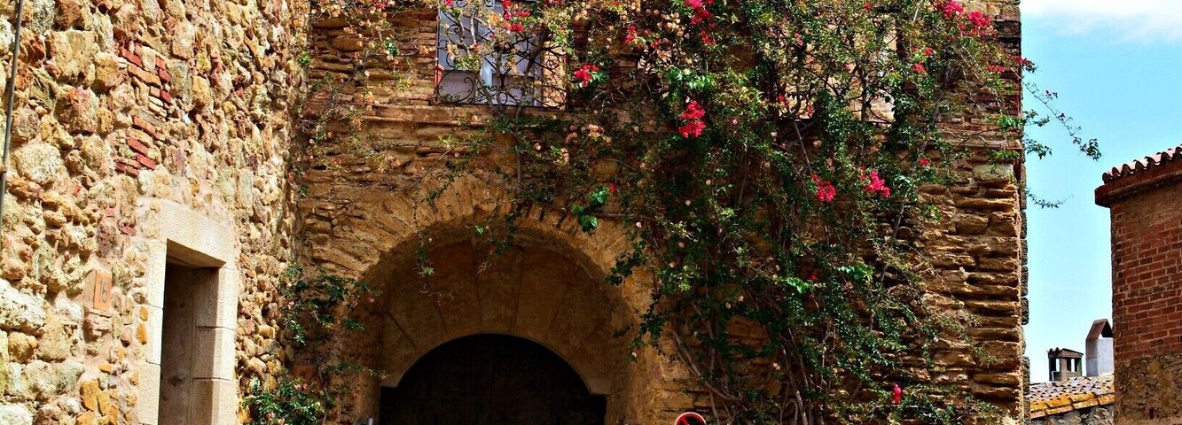 This medieval town in Girona was such a wonder and makes a perfect day trip from Barcelona.. Stroll around the cobbled streets, visit the craft shops, indulge in ice creams or just enjoy some Sangria, far from the hustle and bustle of the city.
#pals #girona #catalonia #spain #espana #medieval #medievaltown #platjadepals #costabrava #euro #europe #travel #traveler #wanderlust