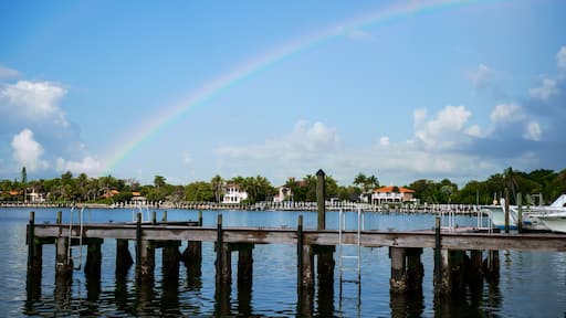El arco iris está sobre las casas de south palm beach.