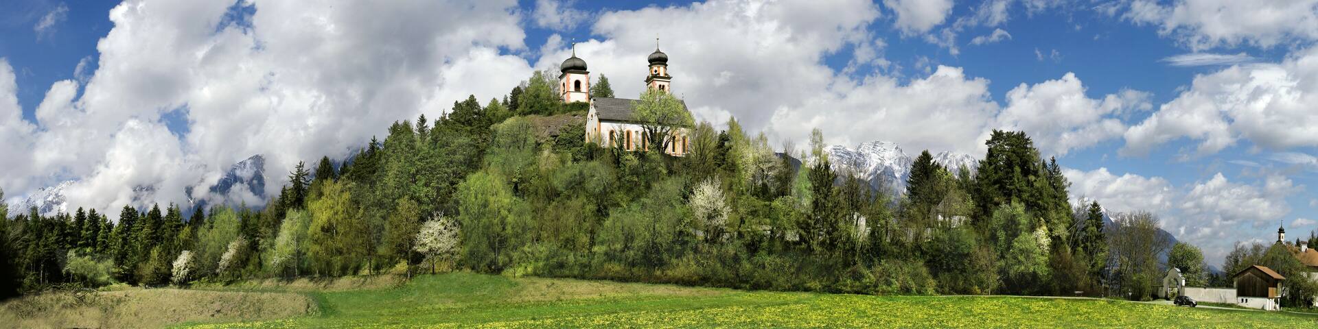 Pfarrkirche St. Johannes auf einem Hügel, Ampass, Hall in Tirol, Österreich, Panorama
