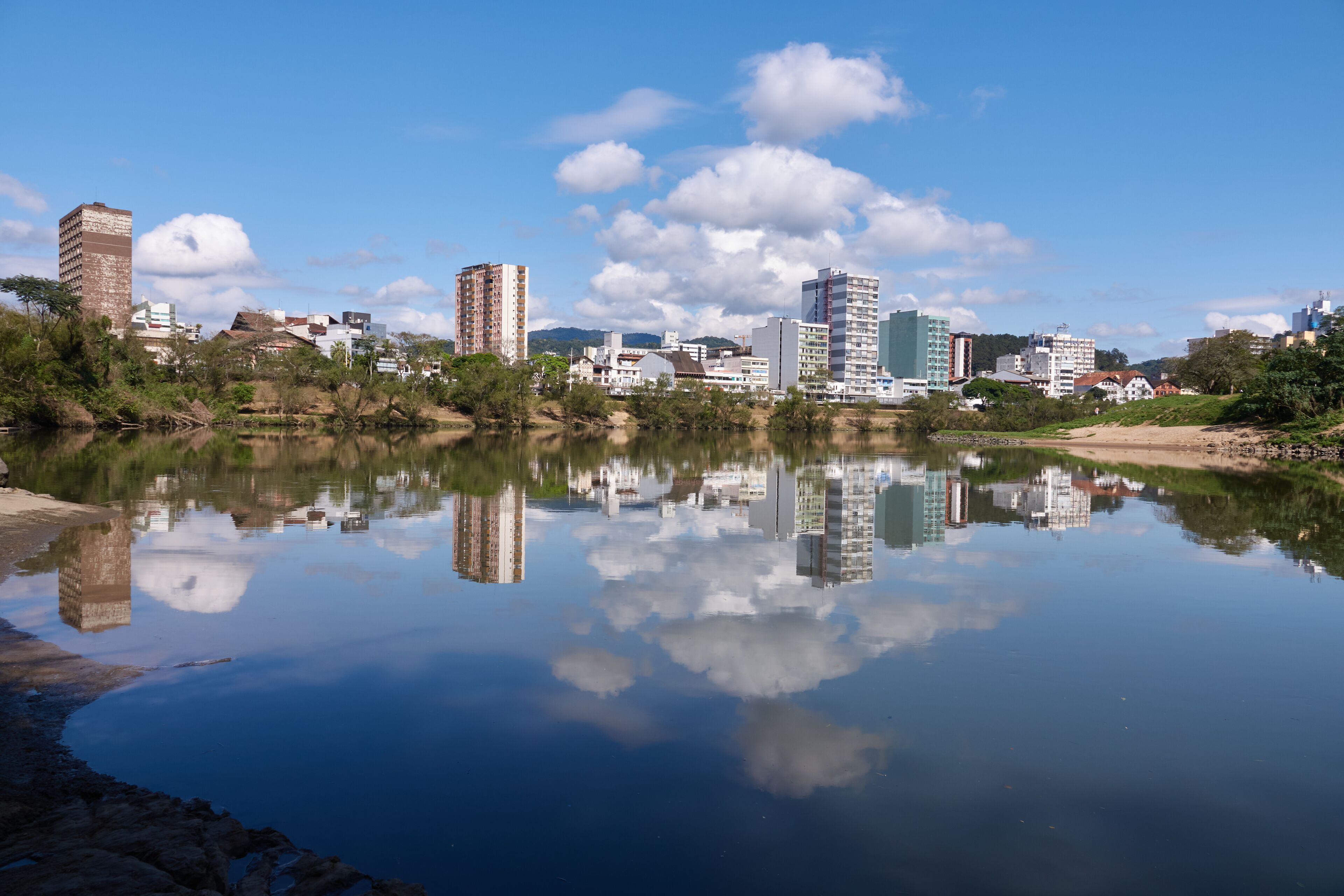 Stadtansicht von Blumenau, Santa Catarina mit Spiegelung im Wasser des Rio Itajai