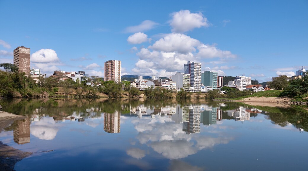 Stadtansicht von Blumenau, Santa Catarina mit Spiegelung im Wasser des Rio Itajai