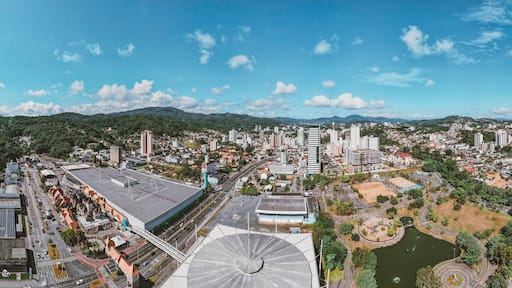 Vista aérea panoramica da cidade de Blumenau em Santa Catarina