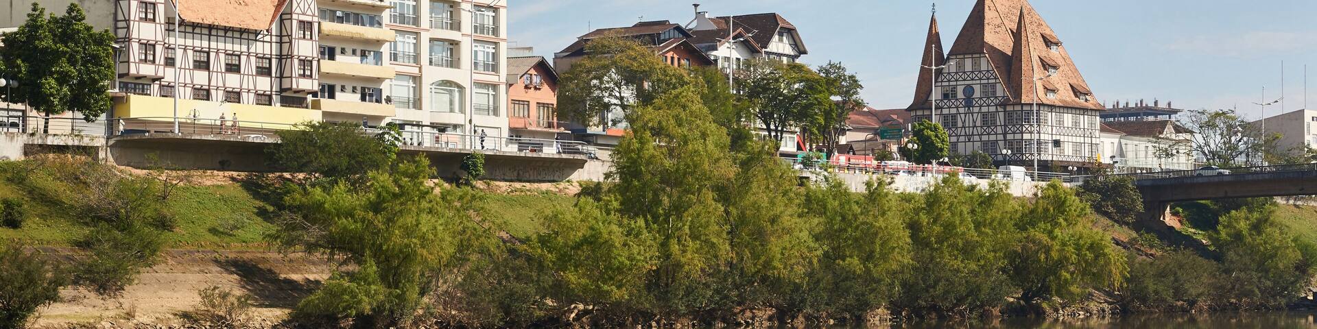 Stadtzentrum Blumenau gesehen vom linken Flussufer