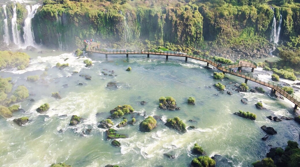 Can you imagine yourself standing there on that bridge? I have to tell you it is amazing!! You feel the power of the nature filling you up with peace, positive energy. If you have the opportunity travel, discover this wonderful world. Iguazú falls on the Brazil side #endlessSummer
