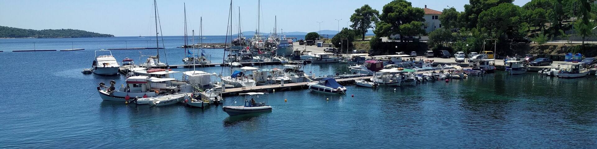 If you haven't been to Greece,it is time to feel this magic! It's beautiful and it has a delicious food!