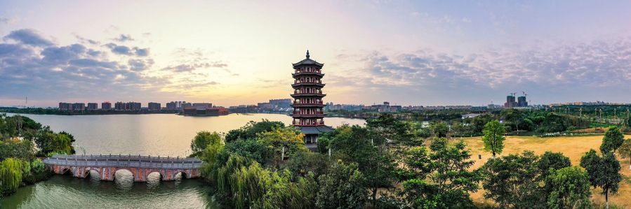 Un pagodas, un río y un puente.