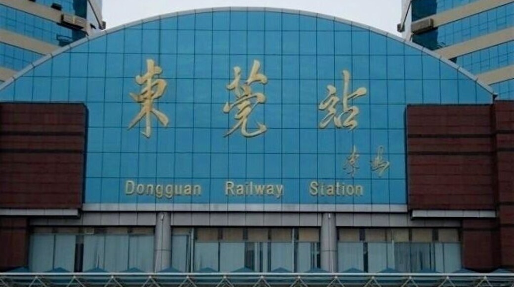 hangping railway station, formerly Sheung Ping railway station and Dongguan railway station (until 2014), serves the city of Dongguan in Guangdong Province, China, located in Changping Town of the city. It is served by Guangshen Railway, Guangmeishan Railway, Jingjiu Railway as well as the Guangdong Through Train service.
It is a port of entry to mainland China for passenger trains from Kowloon, Hong Kong on the Guangdong Through Train service.