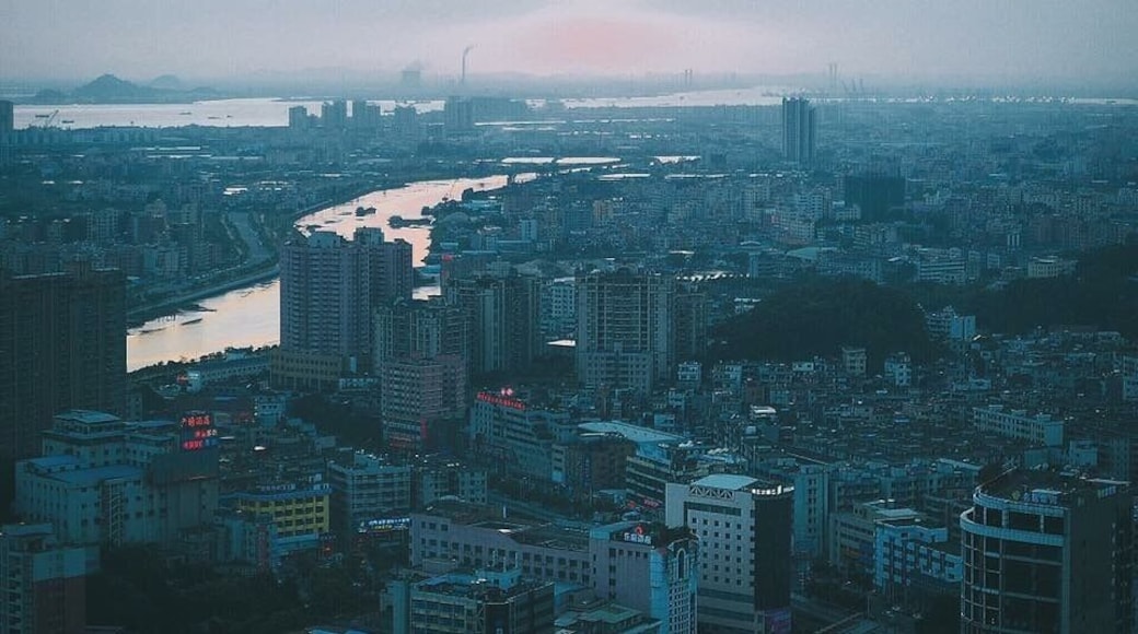 61-storeys hotel in Dongguan, China.
Taken at July 23rd, 2016.