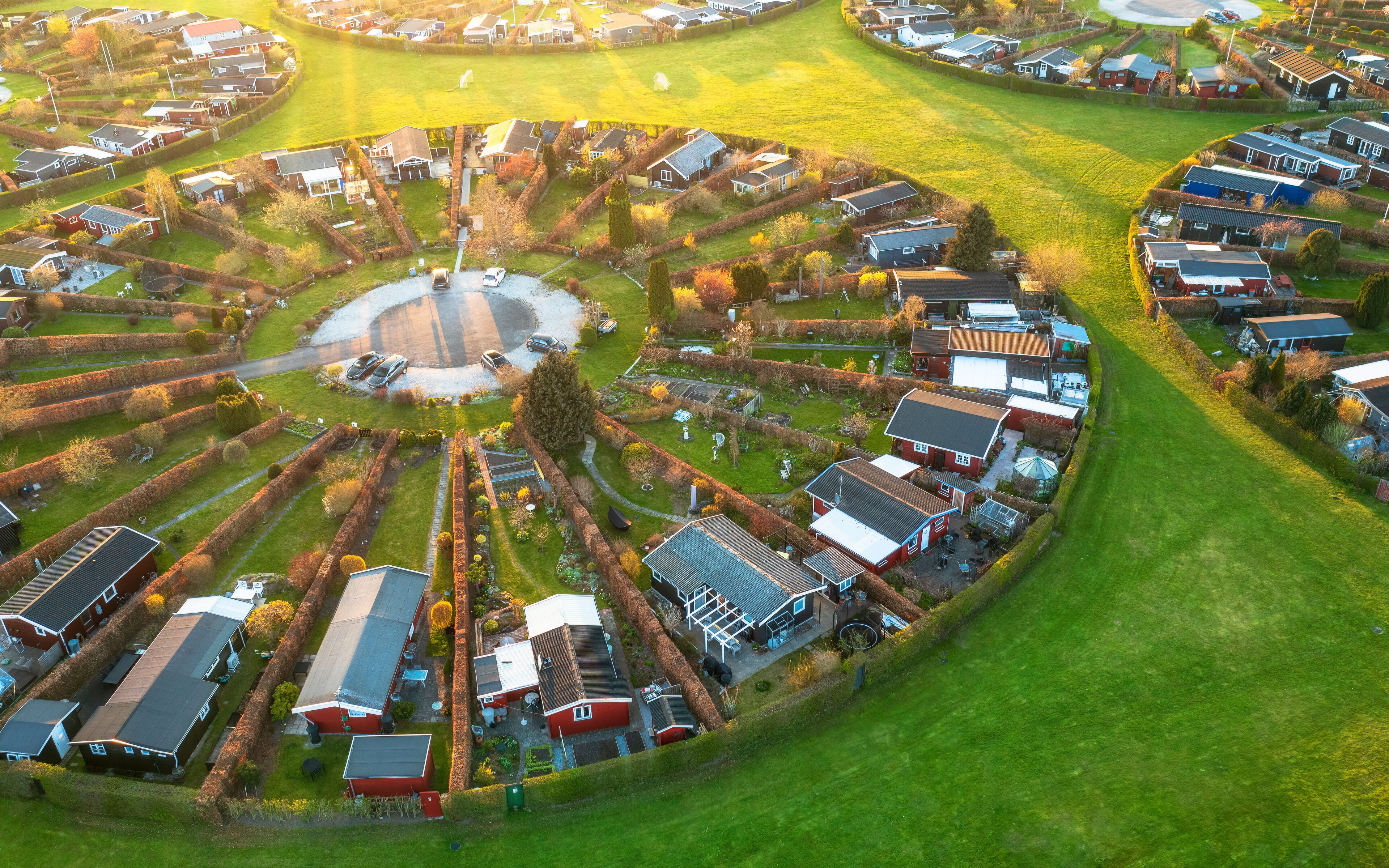 A circular residential area with houses and a central roundabout.