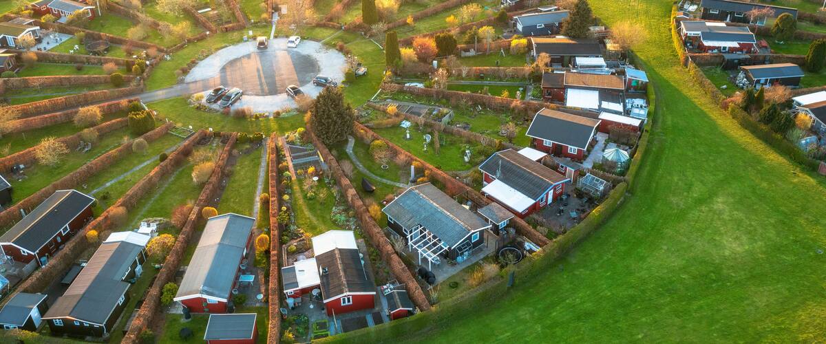 A circular residential area with houses and a central roundabout.