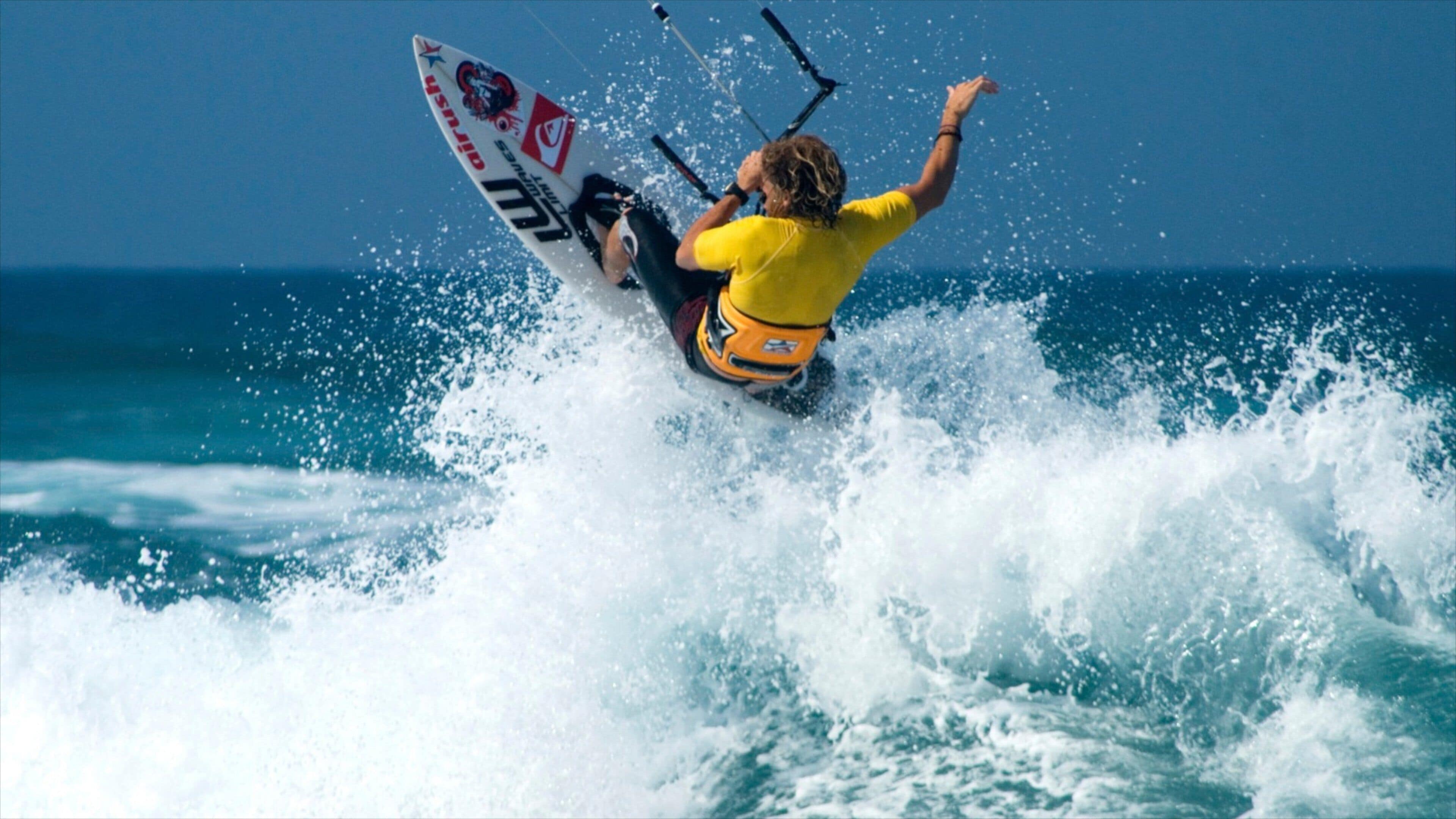Cabarete som viser bølger og kitesurfing i tillegg til en mann