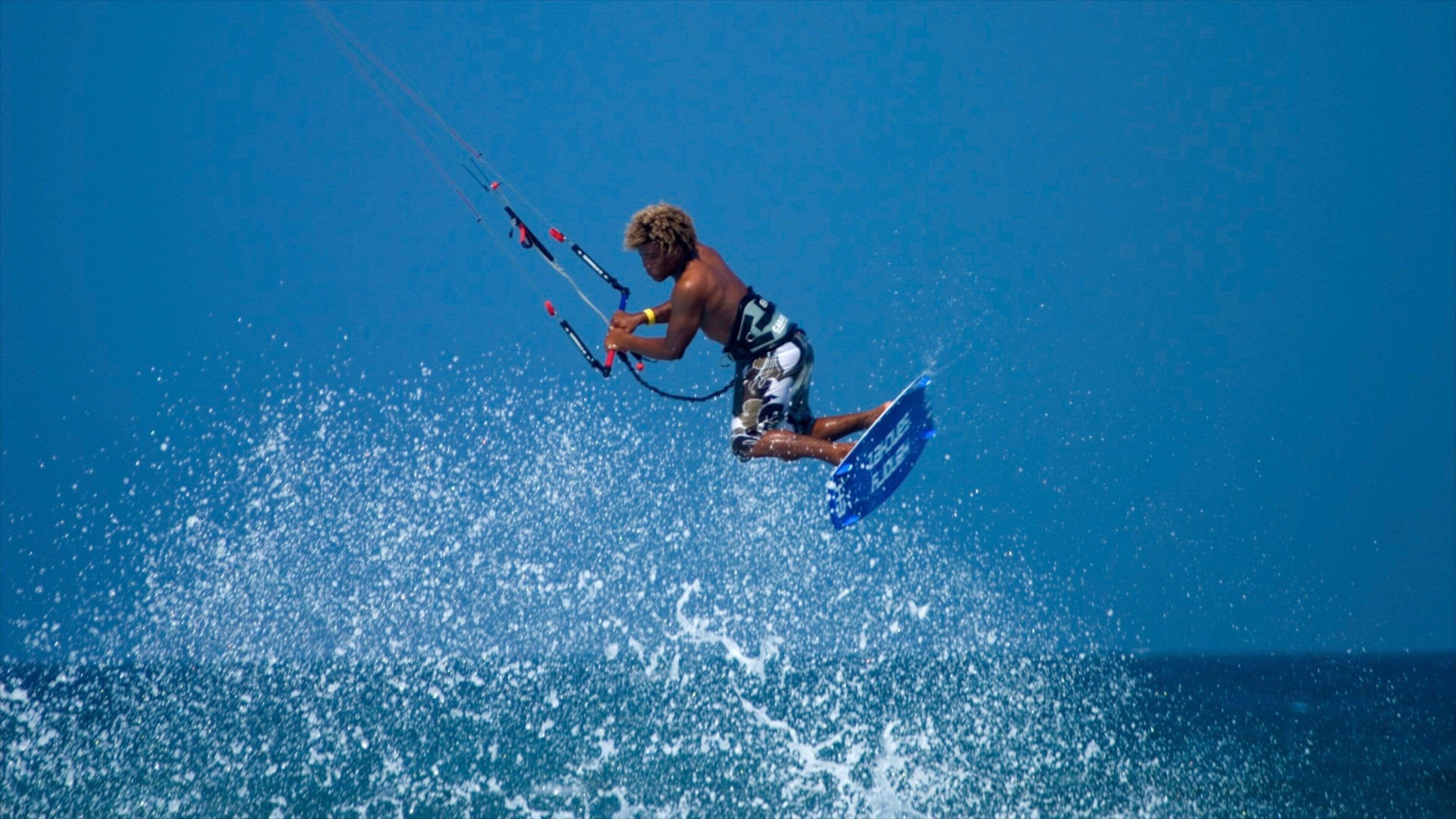 Cabarete mostrando kite surfing y olas y también un hombre