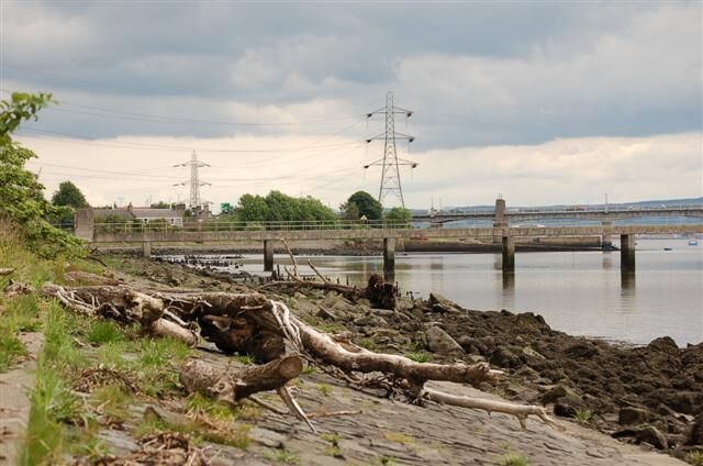 River bank. This is the Kincardine bank of the Forth, looking towards disused jetty 470541